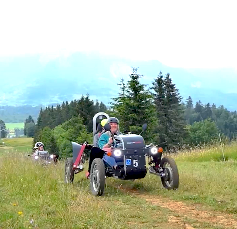 Jeunes autistes en balade tout-terrain électrique 