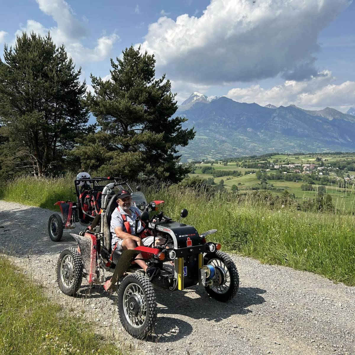 Denis fait un road trip avec ses amis grâce à quatre roues électrique 