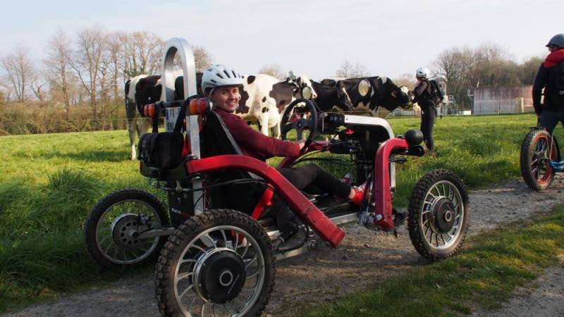 Acheter un buggy électrique adulte tout terrain Swincar e-Spider traversant un chemin escarpé, démontrant ses incroyables capacités de franchissement.